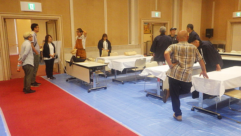 会場設営をする組合員の皆様