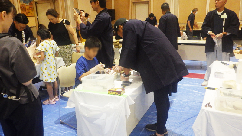 真剣に作業する参加した小学生