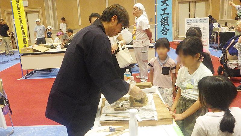 先生が粘土型抜きを指導中